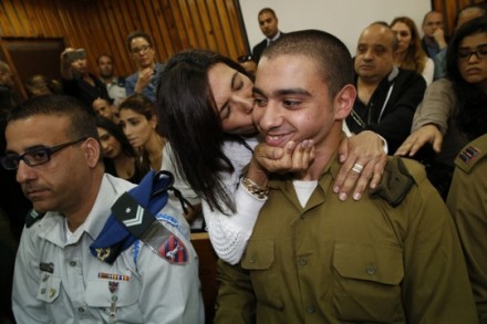 אלאור אזריה, החייל היורה מחברון, בדיון הארכת מעצר, ואמו (AFP POOL)