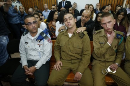 אלאור אזריה, החייל היורה מחברון, בדיון הארכת מעצר (AFP POOL)