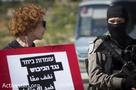 שוטר רעול פנים ומפגינה (אורן זיו / אקטיבסטילס)