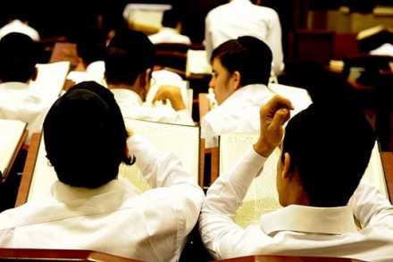 תלמידים בישיבה. אילוסטרציה. (צילום: מנחם מנחמי, גימלאי עיריית טבריה, ויקימדיה CC BY 2.5)