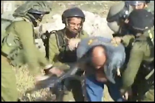 חיילי "נצח יהודה" מכים פלסטיני בג'ילזון, יולי 2015. צילום מסך