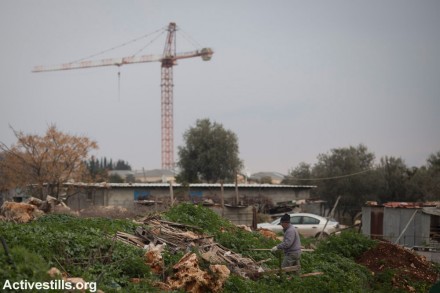 אדמת הכפר ראמיה, ומנוף בנייה של כרמיאל המתרחבת (אורן זיו / אקטיבסטילס)