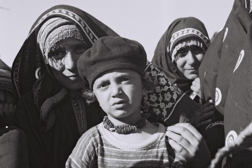 משפחה במחנה חאשד, תימן, 1949 (דוד אלדן, אוסף התצלומים הלאומי)