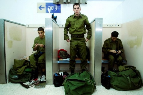 לא לחשוב יותר מדי. חיילים שזה עתה גויסו לובשים מדים לראשונה (פליקר צה"ל CC BY-SA 2.0)