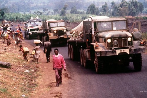 כוחות אמריקאים מביאים מים לפליטים אשר בוחרים מרואנדה במהלך רצח העם. אוגוסט 1994.