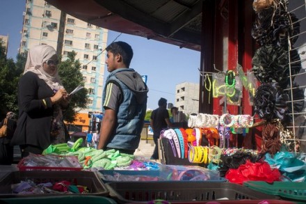 ראוף עבדלחמיד מוכר בדוכן שלו, עזה (אסמא אלחלדי)