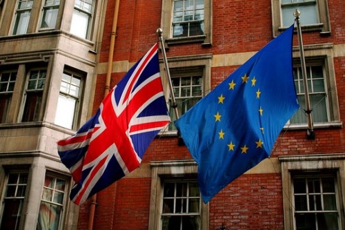 דגל בריטניה מתנופץ לצד דגל האיחוד האירופי. האם הם ישארו יחד או יתגרשו בסיומו של יום בחירות? (צילום: Dave Kellam)