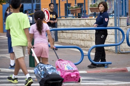 ילדות בכניסה לבית ספר. אילוסטרציה (משה שי/פלאש 90)