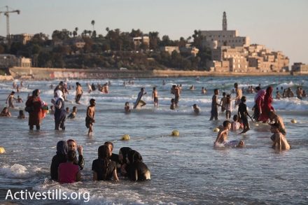 משפחות פלסטיניות ממזרח ירושלים ומתוך ישראל בחוף יפו, עיד אל פיטר 2016 (אורן זיו / אקטיבסטילס)