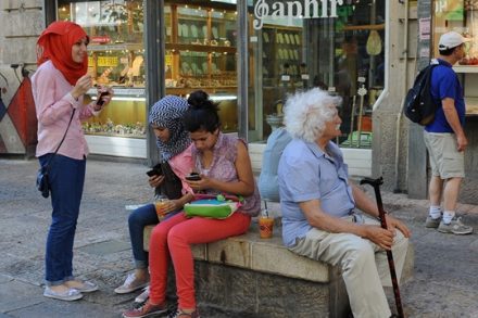 נערות עם חיג'אב במרכז העיר ירושלים (תמונת אילוסטרציה: מנדי הכטמן, פלאש90)