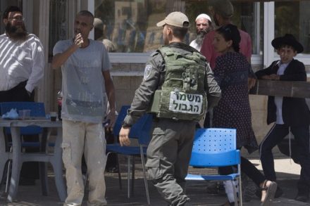אורן זיו לא מפסיק לצלם גם כשהוא מותקף. האירוע במהלכו הותקף צלפם אקטיבסטילס