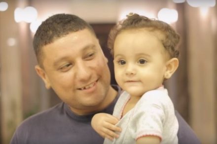 היישר מהרצועה, איימן מע'מיס ובתו (תמונה באדיבות "אנחנו לא מספרים".
