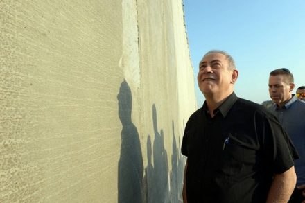 בנימין נתניהו מסייר ליד חומת ההפרדה בדרום הגדה המערבית (חיים צח, לע"מ)