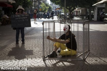 אמני קרקס וג'אגלרים במיצג בקריאה לשחרורו של הליצן מוחמד אבו סח'א ממעצר מנהלי (אורן זיו/אקטיבסטילס)