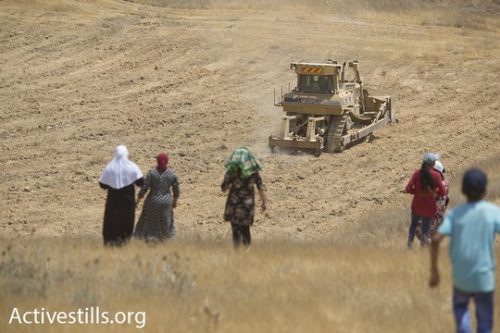 בתמונות: נשות אל-עראקיב מנסות לעצור את הדחפורים שחזרו לכפר