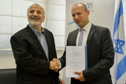 .נפתלי בנט מקבל את דו"ח הוועדה מידי ארז ביטון (פלאש90)