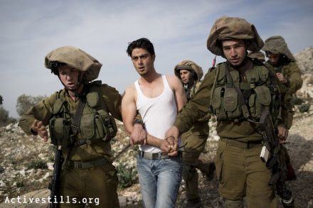 חיילים עוצרים צעיר פלסטיני במהלך ההפגנה השבועית בכפר קדום. 3 בינואר 2014 (אקטיבסטילס)