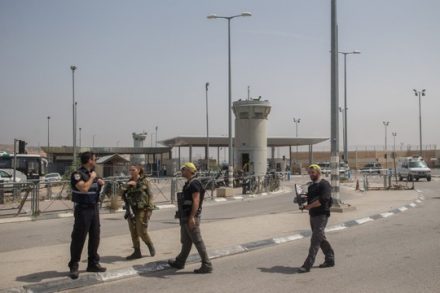 חיילים ומאבטחים במחסום קלנדיה זמן קצר לאחר האירוע בו נהרגו שני האחים. 27 באפריל 2016. (צילום: יונתן סינלד/פלאש90)