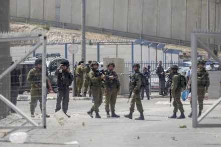 חיילים וכוחות הצלה בזירת האירוע בקלנדיה זמן קצר לאחר ששני האחים נורו על ידי מאבטחים. 27 באפריל 2016. (צילום: פלאש90)