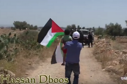 איוב סרור ובנו מול שוטרי מג"ב, נעלין (צילום מסך מתוך הסרטון שהופץ בתקשורת בעברית)