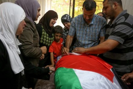 הלוויתו של איאד זכריה חמיד, שנורה למוות על ידי חיילים ליד סילוואד (STR / פלאש90)