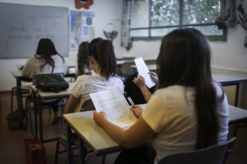 גם אם החינוך החופשי מרתיע אתכם, עדיין אין בכך הוכחה שהחינוך הכפוי מצליח. תלמידי כיתה י"ב רגע לפני בחינת הבגרות במתמטיקה. (אילוסטרציה: הדס פרוש/פלאש90)