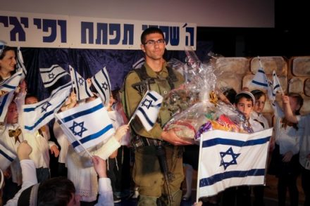 ילדי כיתה א' בבית ספר באפרת נותנים לחיילים סלסלות הוקרה (גרשון אלינסון / פלאש90)