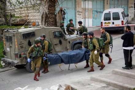 אנחנו יודעים על בעיות הריכוז והקשב של אלאור אזריה, אבל מה אנחנו יודעים על הקרבן שלו חוץ מזה שהוא ניסה לדקור חיילים? גופתו של עבד אל-פתאח אל-שריף מפונה מזירת הירי בחברון. (צילום: ויסאם השלמון/פלאש90)