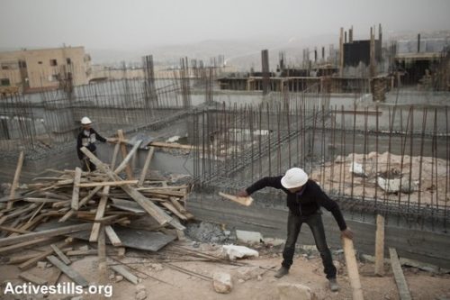 טלי פועלים פלסטינים באתר בנייה ברמת שלמה (טלי מאייר / אקטיבסטילס)