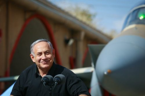 ראש הממשלה בנימין נתניהו בביקור בבסיס חיל האוויר בתל נוף. אוגוסט 2016. (צילום: פלאש 90)