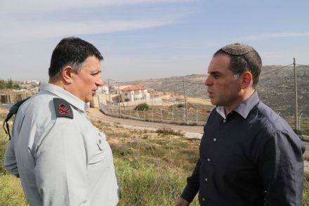 האלוף יואב "פולי" מרדכי, מתפ"ש, עם ראש מועצת אפרת, עודד רביבי, 2015 (גרשון אלינסון / פלאש90)