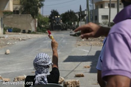 קרטיב נגד הכיבוש. המפגינים מציעים קרטיב לחיילים שיושבים מולם. קדום, 28 באוגוסט 2016. (אורן זיו/אקטיבסטילס)