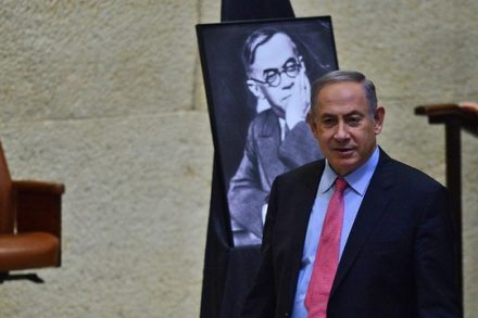 "אתה יודע כמה רואים את עצמם כיורשים של ז'בוטינסקי? אתה בסך הכל תולה את הדיוקן שלו ואתה לא יודע ולא מעוניין לדעת מה יש בפנים". בנימין נתניהו בדיון לציון יום ז'בוטינסקי בכנסת (קובי גדעון, לע"מ)