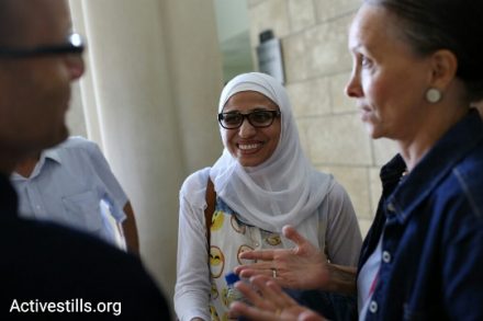 המשוררת דארין טאטור בבית המשפט בנצרת (אורן זיו / אקטיבסטילס)
