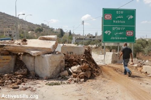 חסימת בטון בכניסה לכפר ביתא, ליד כביש 60 (אחמד אל-באז / אקטיבסטילס)