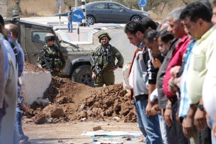 תושבי ביתא מקיימים תפילת מחאה מול מחסום העפר שהקימה ישראל בכניסה לכפר שלהם שחוסמת את הגישה גם לכביש 60. ישראל הטילה את הסגר לפני חמישה ימים. 23 בספטמבר 2016 (אחמד אל-באז / אקטיבסטילס)