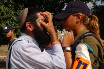 מתנחל בגוש קטיף מול חיילת בזמן ההתנתקות, קיץ 2005 (יוסי זמיר / פלאש90)