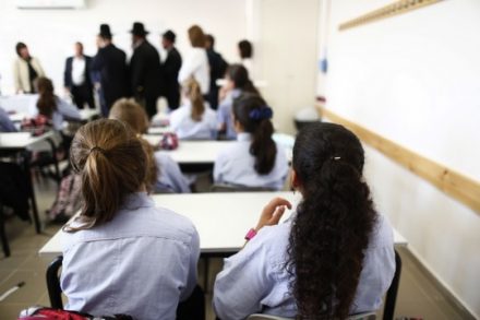 אלו שכן זוכות ללמוד. ילדות בסמינר בירושלים בפתיחת שנת הלימודים. אילוסטרציה. (יונתן סינדל/פלאש90)