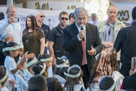 בנימין נתניהו בכפר טמרה ביום פתיחת הלימודים (פלאש90)