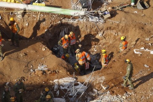 צוותי חילוץ באתר התאונה ברמת החיל (מרים אלסטר / פלאש90) צוותי חילוץ באתר התאונה ברמת החיל (מרים אלסטר / פלאש90)