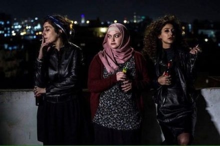 מונא חווא, שאדן קנבורה וסאנא ג'מאלייה, גיבורות הסרט "לא פה, לא שם"