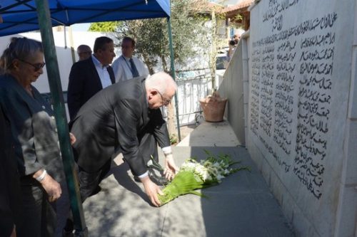 ראובן ריבלין מניח זר באנדרטה לזכר נרצחי כפר קאסם, (מארק ניימן, לע"מ) 2014