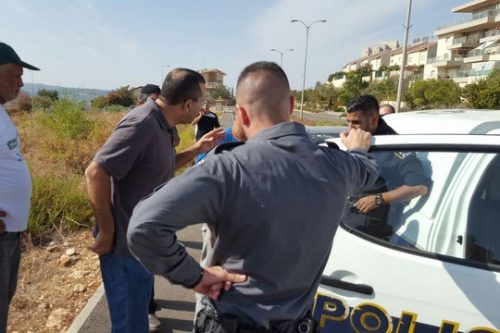 שוטרים עוצרים תושב ראמיה במהלך עבודות לשיקום בית הקברות (יואב חיפאווי) שוטרים עוצרים תושב ראמיה במהלך עבודות לשיקום בית הקברות (יואב חיפאווי)