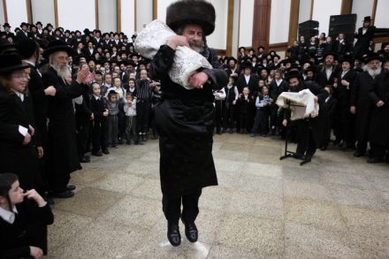 הכנסת ספר תורה לבית כנסת חסידי (יעקב נאומי / פלאש90)