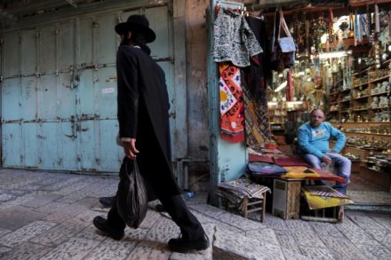 חרדי עובר על פני חנות פלסטינית, העיר העתיקה, ירושלים (אילוסטרציה: גיל יערי / פלאש90)