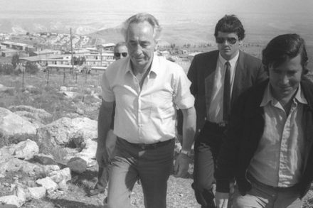 יונת שלום צבועה. שמעון פרס מבקר כראש ממשלה במעלה אפרים, 1985. (צילום: חנניה הרמן/לע"מ)