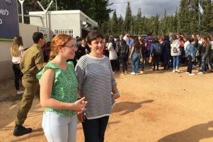 הסרבניות תמר זאבי ותמר אלון בכניסה ללשכת גיוס תל השומר ביום כליאתן (חגי מטר)
