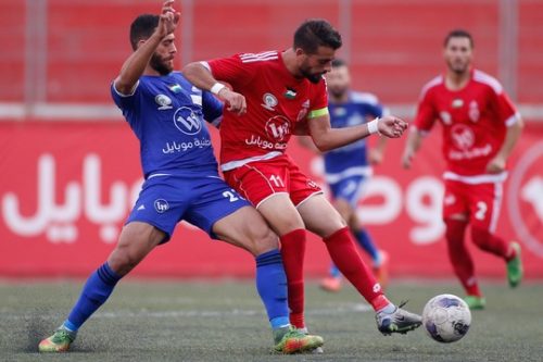משחק גם בנבחרת פלסטין: מוחמד דרוויש בכחול במדי הילאל אל-קודס במשחק נגד אהלי אל-ח'ליל מחברון (יוסף שאהין)