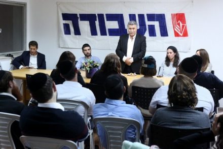 עמיר פרץ בכינוס הראשון של התא החרדי במפלגת העבודה (קובי הר צבי, בחדרי חרדים)
