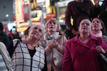 נשים בכיר ניו יורק טיימס צופות בתוצאות הבחירות (נעם ריבקין פנטון / פלאש90)